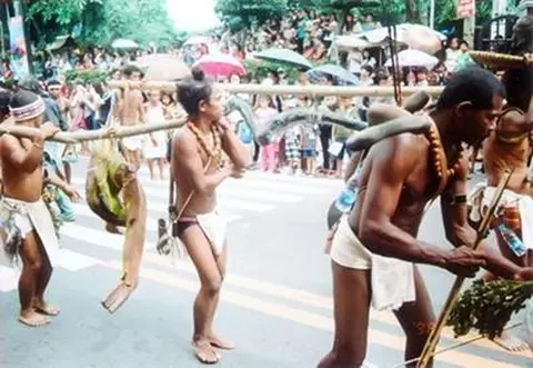 Usad na tribo sa manga Agta sa Iriga na nagparticipante sa ginibong pagbayle sa tinampo daradara so manga bonga sagkud onod ko itinamun nira tanganing iatang sa diyos bilang pagpapabayad nira ka kandang pagpapasalamat sa padagos na biyaya sagkud bendisyon na itinatao kanda.