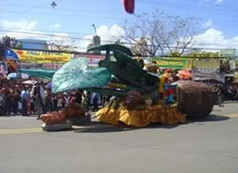 Manlainlain na kareta na nakakargaan ka manga manlainlain na bonga sagkud onod na nagosi sa tanuman nira bilang pagpapabayad ka pagpapasalamat nira sa ngamin na biyaya na naako nira sa luug sa usad na taon.