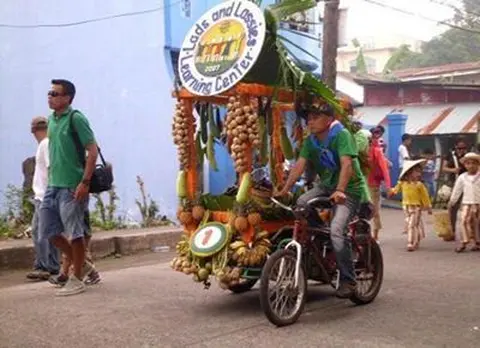 Manlainlain na kareta na nakakargaan ka manga manlainlain na bonga sagkud onod na nagosi sa tanuman nira bilang pagpapabayad ka pagpapasalamat nira sa ngamin na biyaya na naako nira sa luug sa usad na taon.